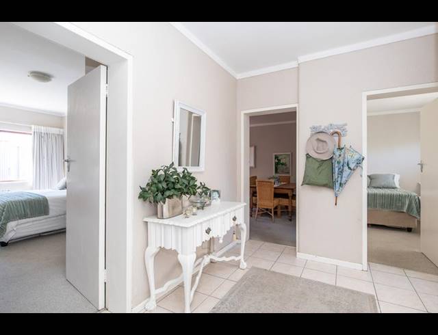 3 BEDROOM APARTMENT FOR SALE IN RONDEBOSCH VILLAGE